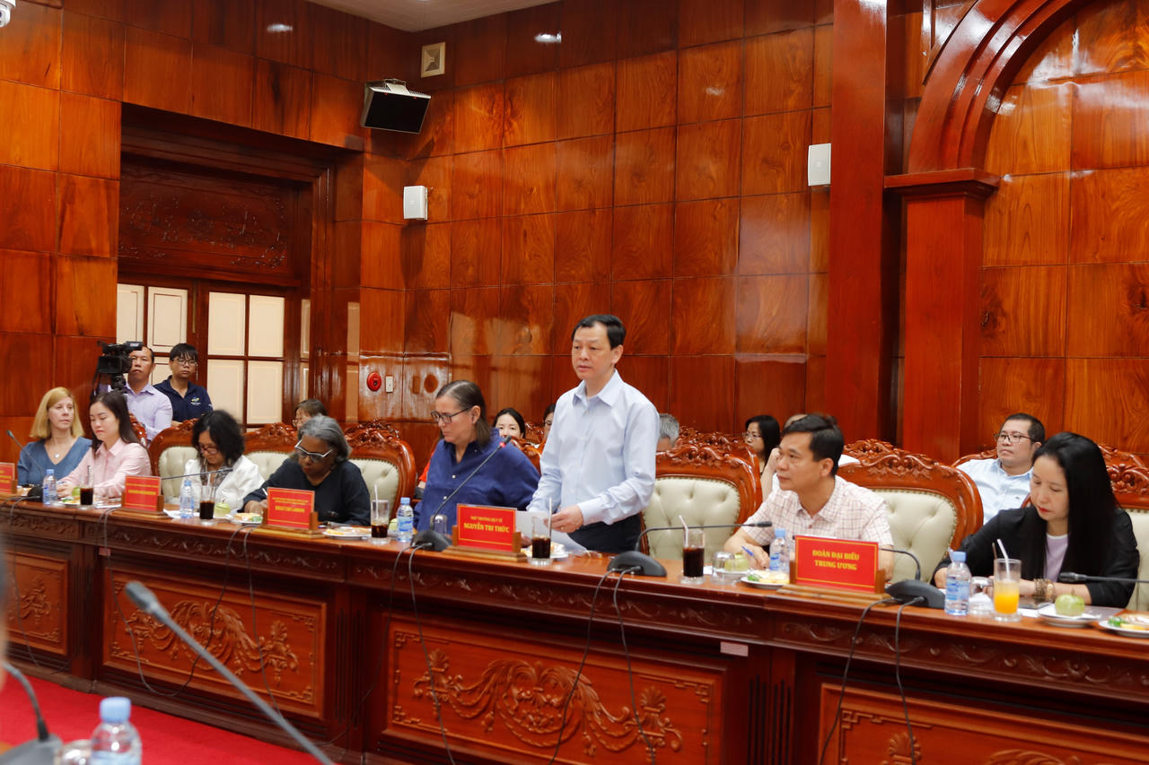 Thứ trưởng Bộ Y tế Nguyễn Tri Thức phát biểu tại buổi làm việc.&nbsp;Ảnh: Xuân Uyên