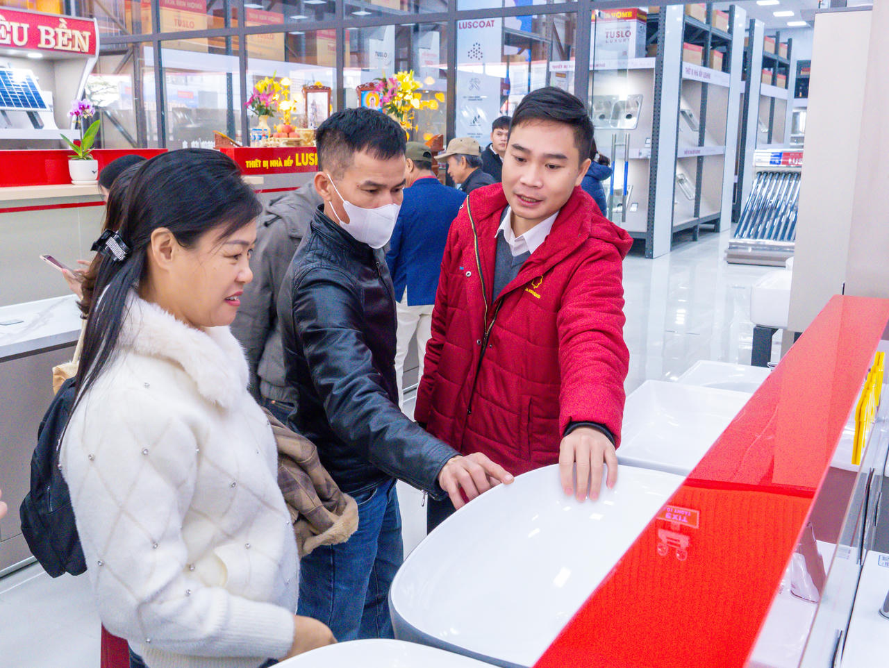  Khách tham quan có cơ hội trải nghiệm không gian mua sắm hiện đại tại Showroom Hoa Sen Home bằng Container.