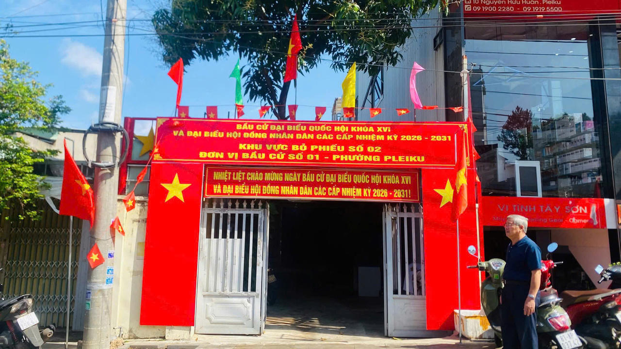 Phố núi Pleiku khẩn trương trang trí các khu vực bỏ phiếu