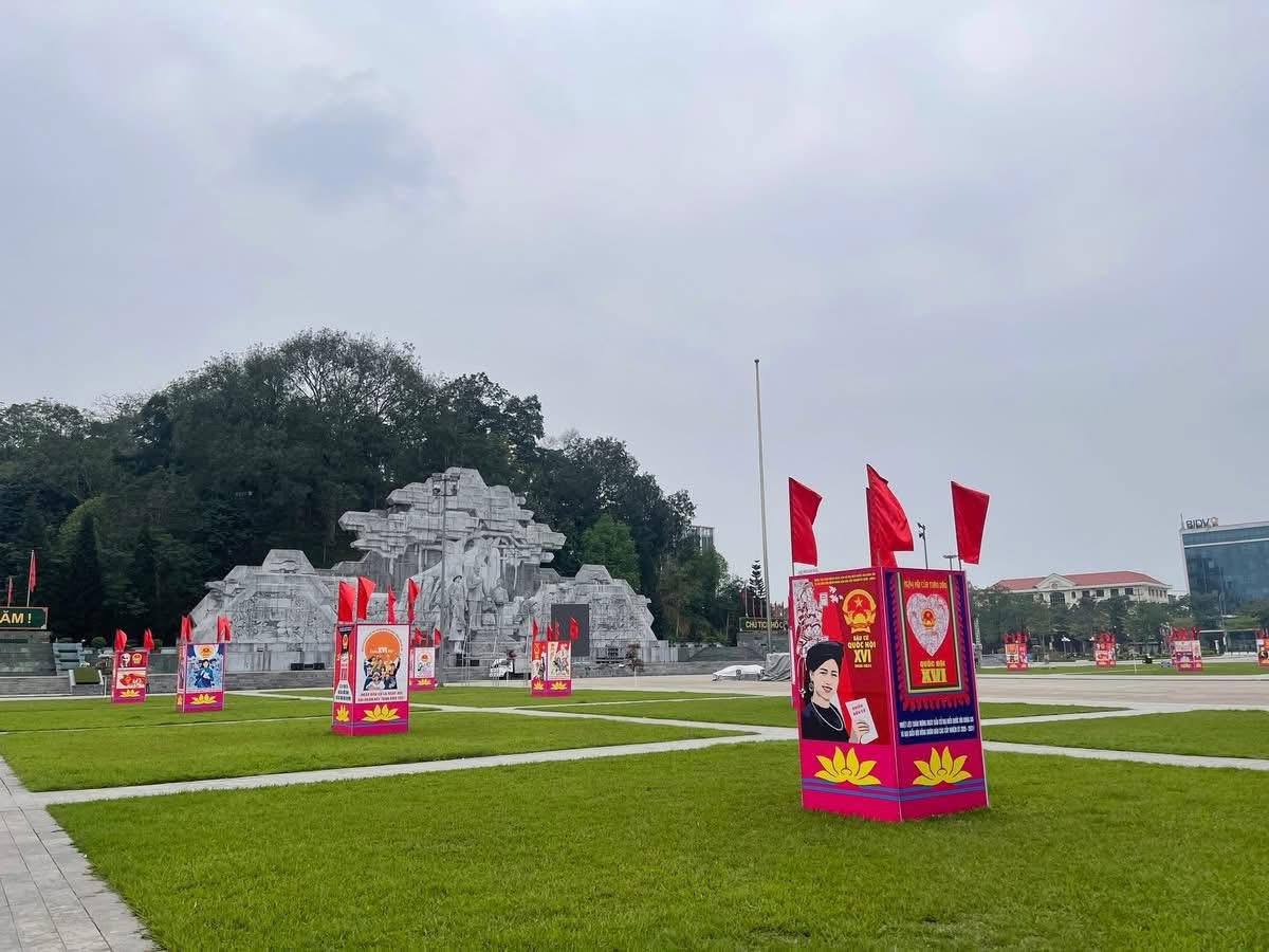 Tuyên Quang rực rỡ cờ hoa, không khí ngày hội bầu cử lan toả rộng khắp 
