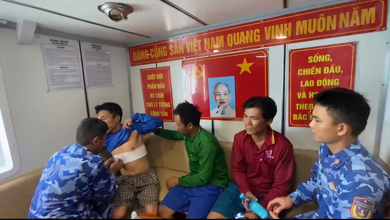 Cán bộ, chiến sĩ Tàu CSB 4040 tổ chức thăm khám, chăm sóc y tế, động viên tinh thần cho ngư dân gặp nạn.