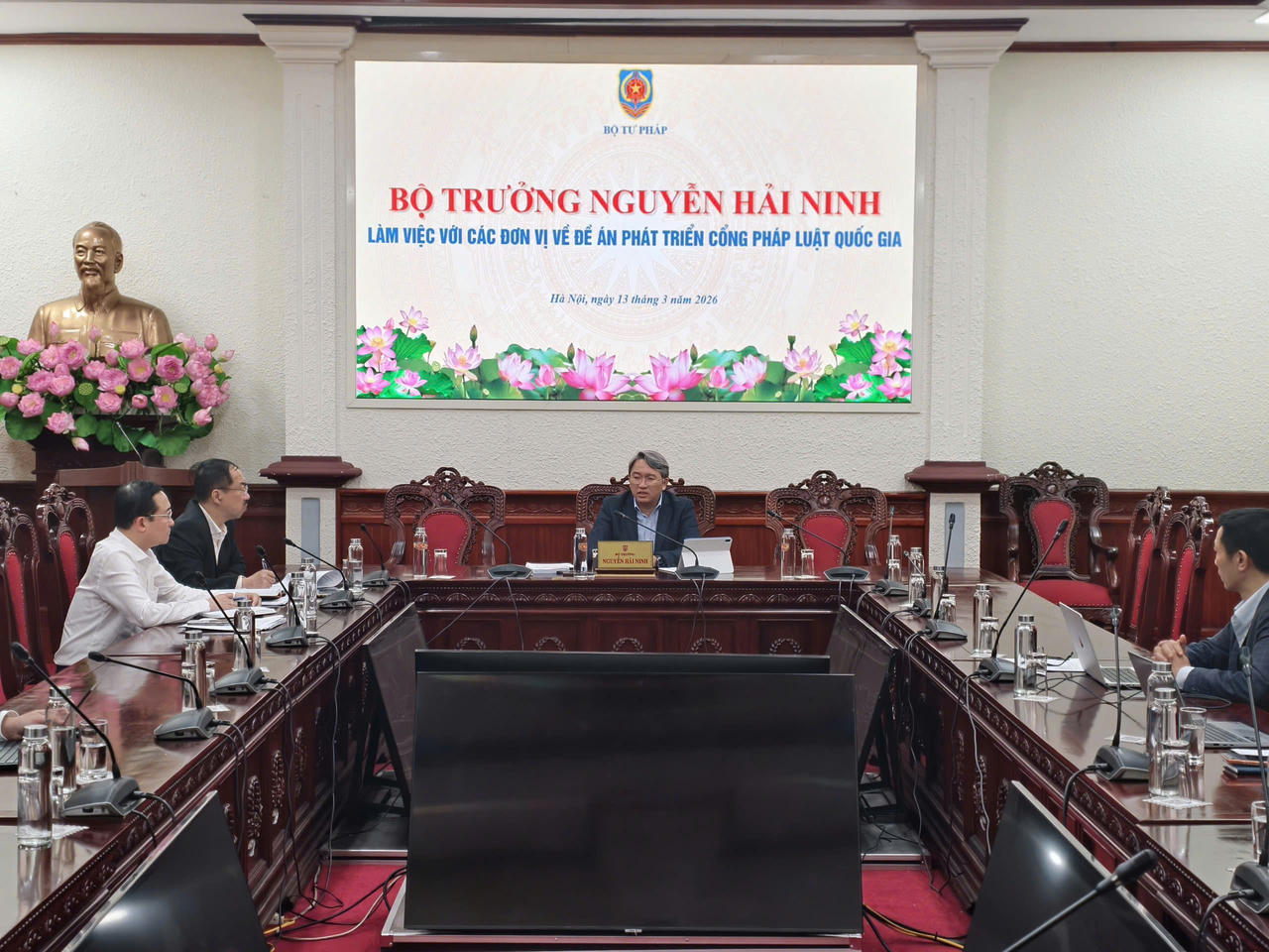 Quang cảnh buổi làm việc