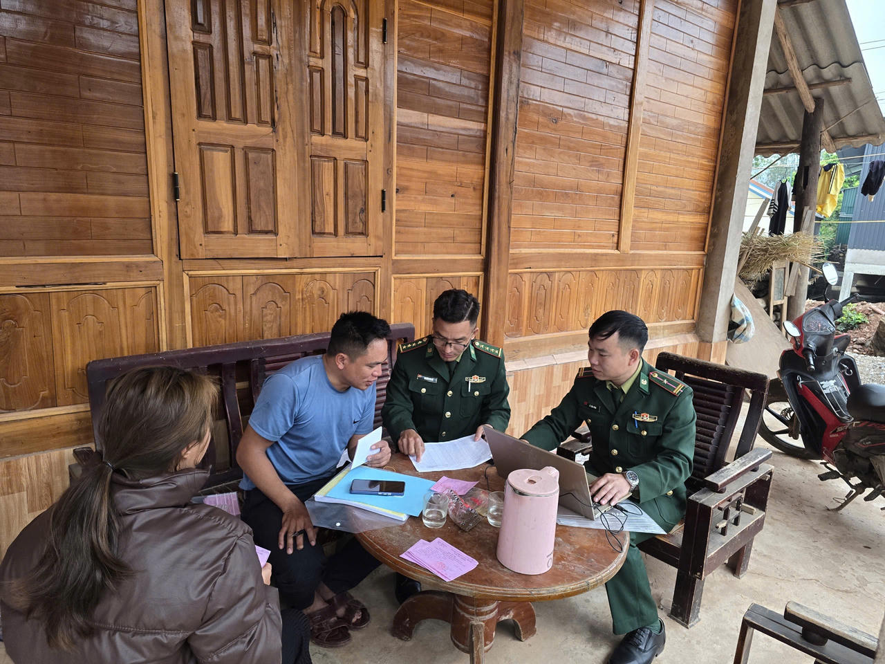 Cán bộ chiến sĩ đến tận các hộ dân tuyên truyền, hướng dẫn về quyền và nghĩa vụ tham gia bầu cử.