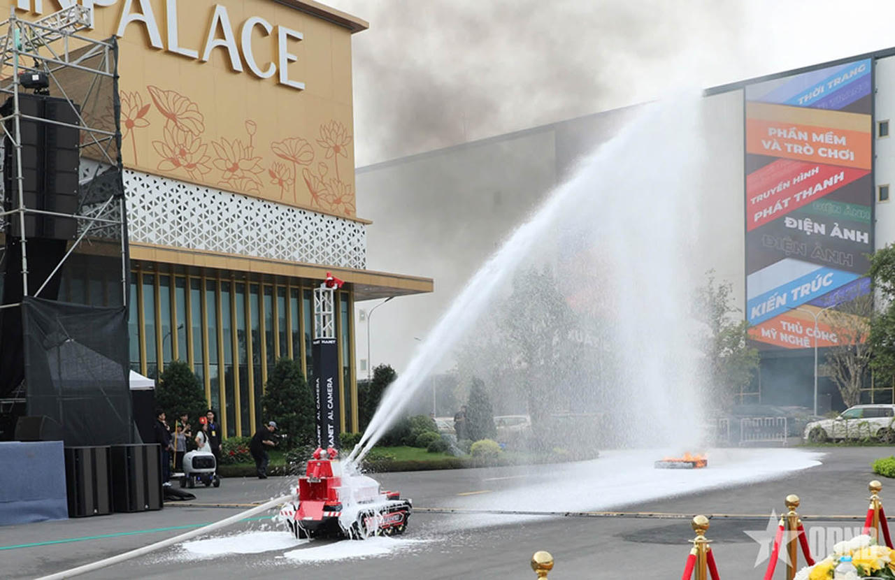 Các giải pháp số, như robot đang từng bước đi vào đời sống, từ cứu hộ, cứu nạn, du lịch thông minh đến dịch vụ công 
và bảo đảm an ninh. (Ảnh: MST)