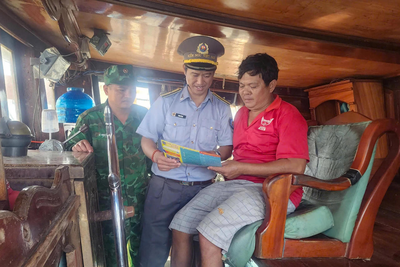 Tuyên truyền cho chủ phương tiện khai thác hải sản.