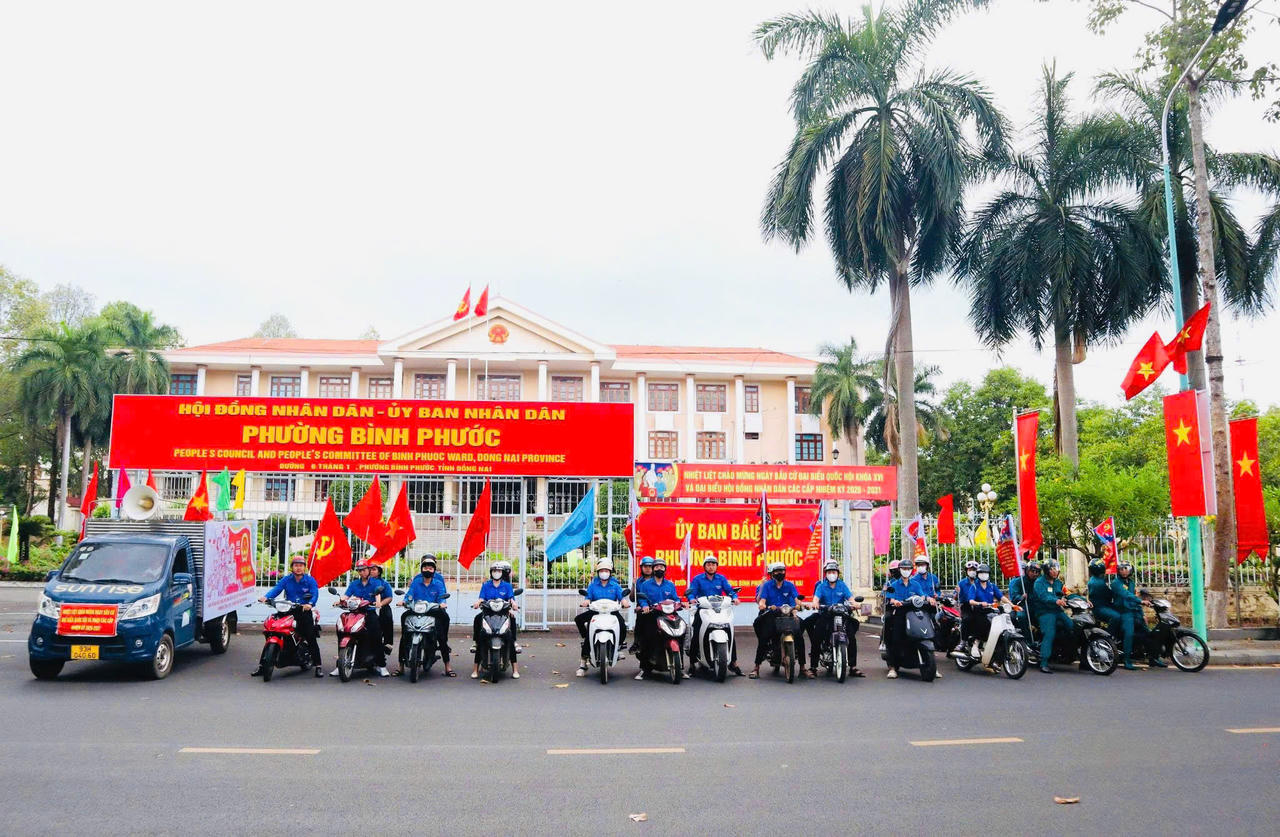 Đội hình tuyên truyền lưu động của tuổi trẻ phường Bình Phước tập trung trước trụ sở UBND phường chuẩn bị xuất phát.