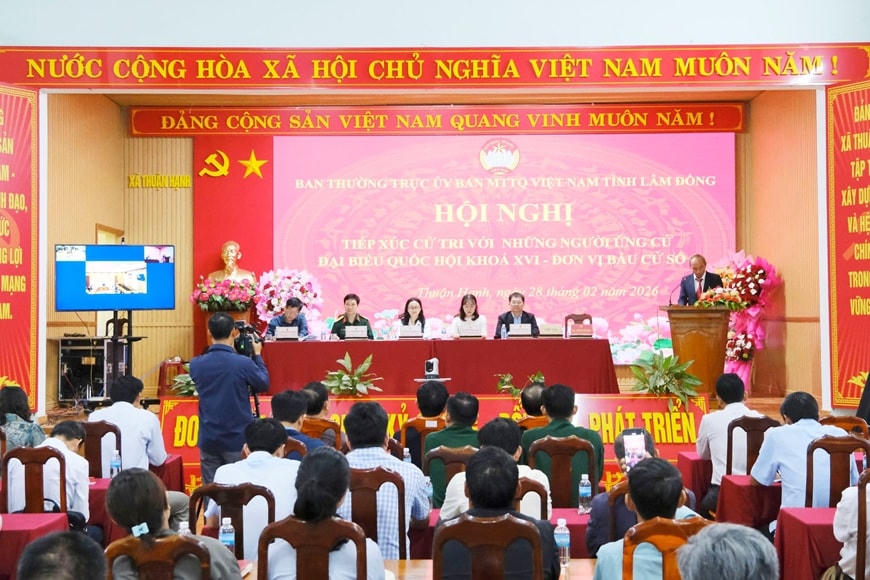 Đại tá Phạm Đức Hoài cùng các ứng cử viên đại biểu Quốc hội khóa XVI ứng cử tại đơn vị bầu cử số 6, tỉnh Lâm Đồng tiếp xúc cử tri trực tiếp tại xã biên giới Thuận Hạnh và trực tuyến với cử tri các xã Đắk Song, Đức An. Ảnh: Hoàng Dương