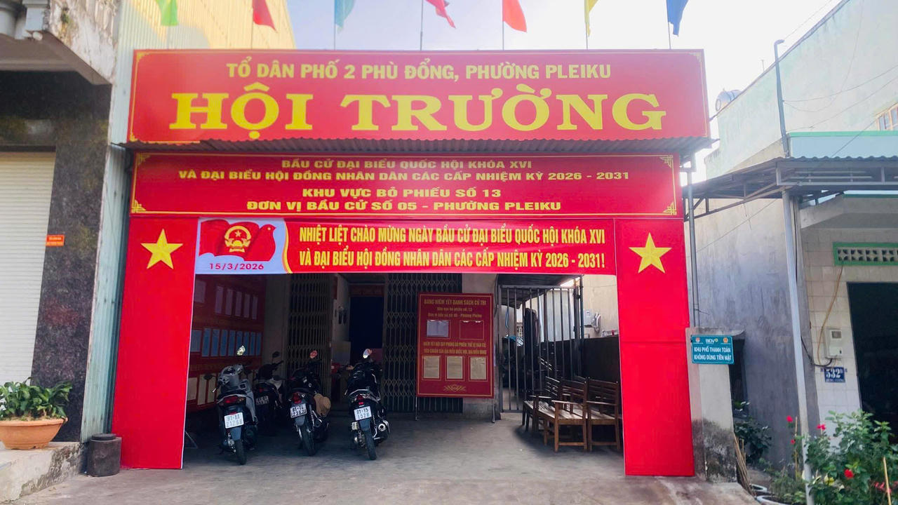 Phố núi Pleiku khẩn trương trang trí các khu vực bỏ phiếu