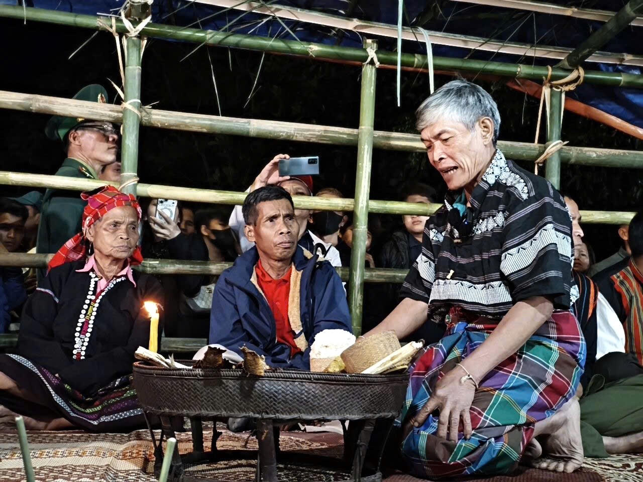 Già làng người Ma Coong thực hiện nghi lễ cúng trong Lễ hội đập trống, nét văn hóa truyền thống đặc sắc của cộng đồng ở xã Thượng Trạch, tỉnh Quảng Trị.