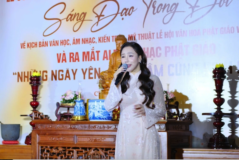 Ca sĩ Hồ Quỳnh Hương trình diễn ca khúc trong album “Những ngày yên - Tịnh tâm cùng Kinh Phật” (ảnh BTC).