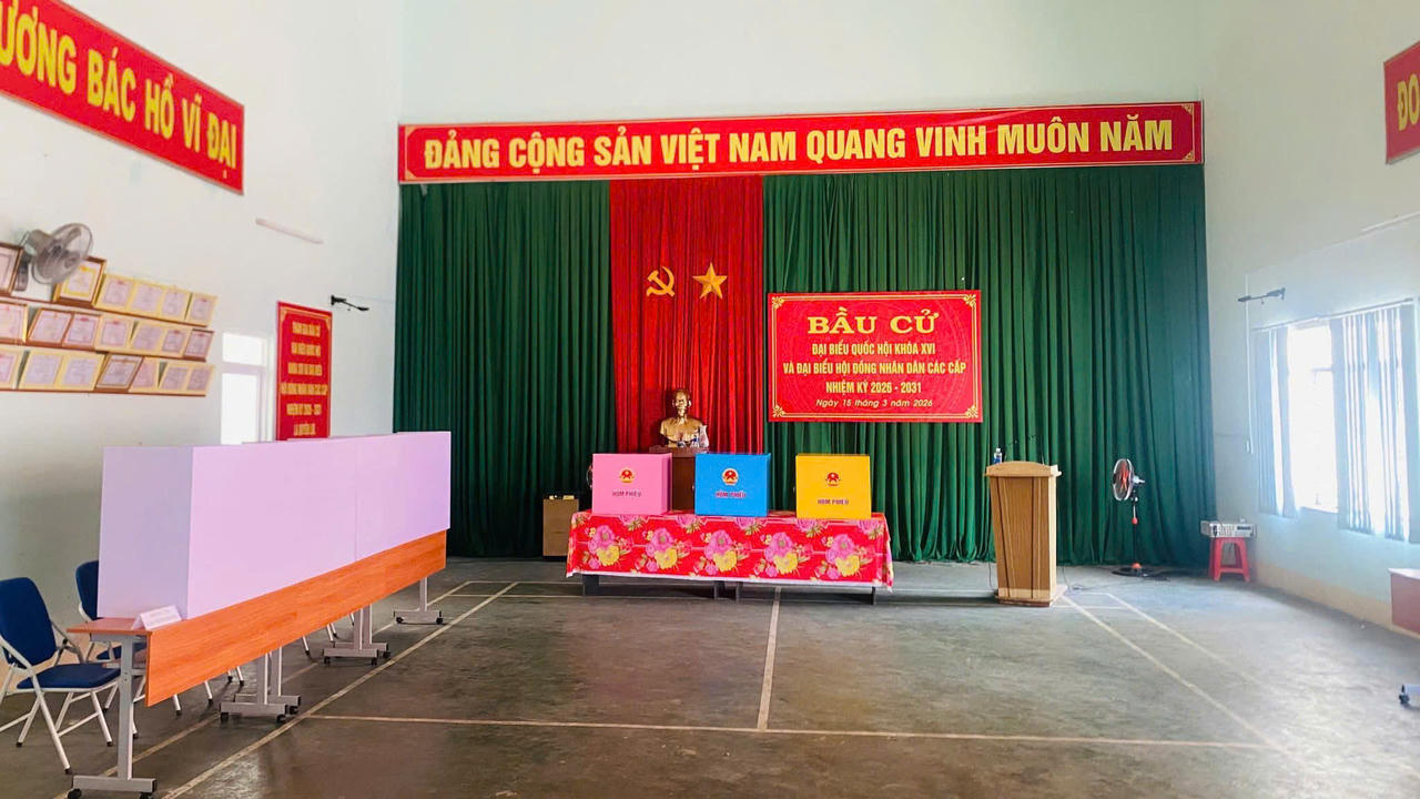 Phố núi Pleiku khẩn trương trang trí các khu vực bỏ phiếu