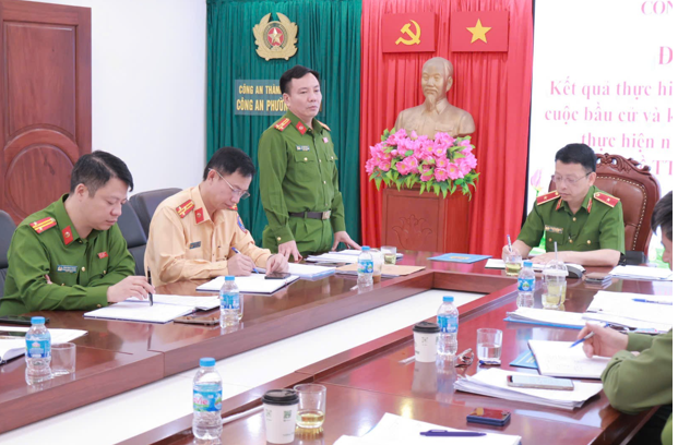 Đại diện Ban Chỉ huy các phường báo cáo quá trình triển khai công tác bảo đảm ANTT phục vụ bầu cử.