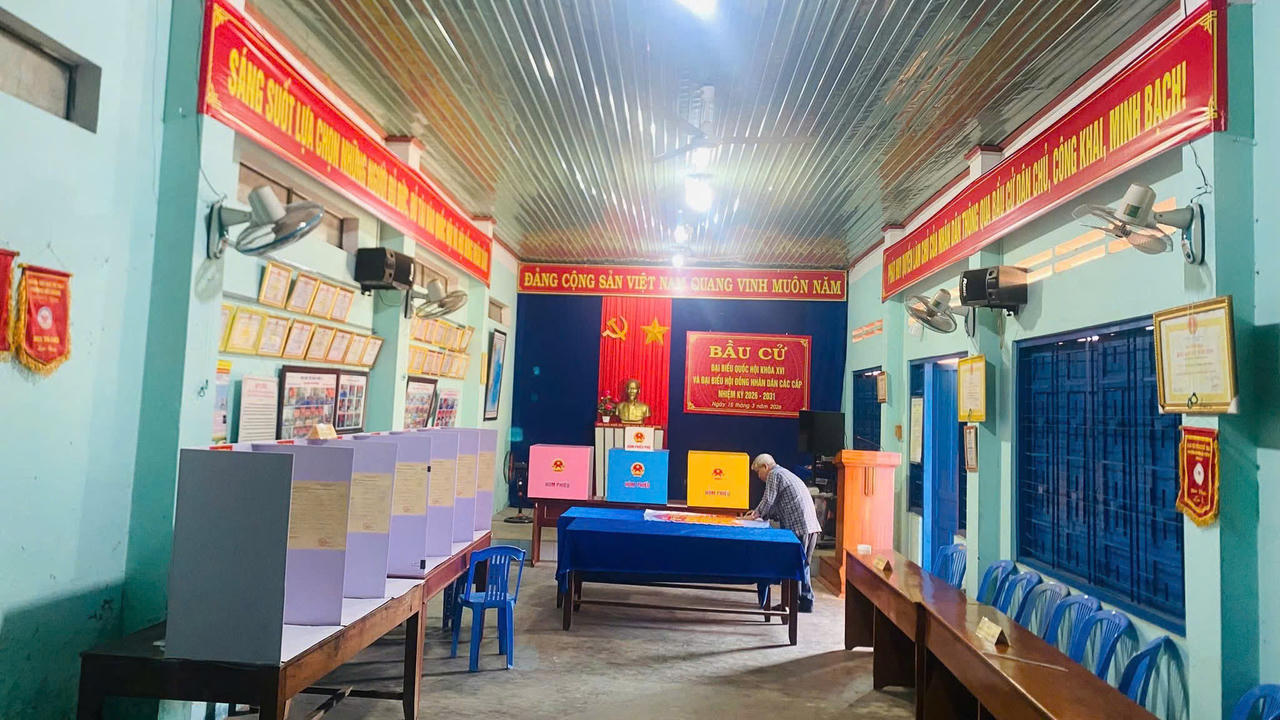 Phố núi Pleiku khẩn trương trang trí các khu vực bỏ phiếu