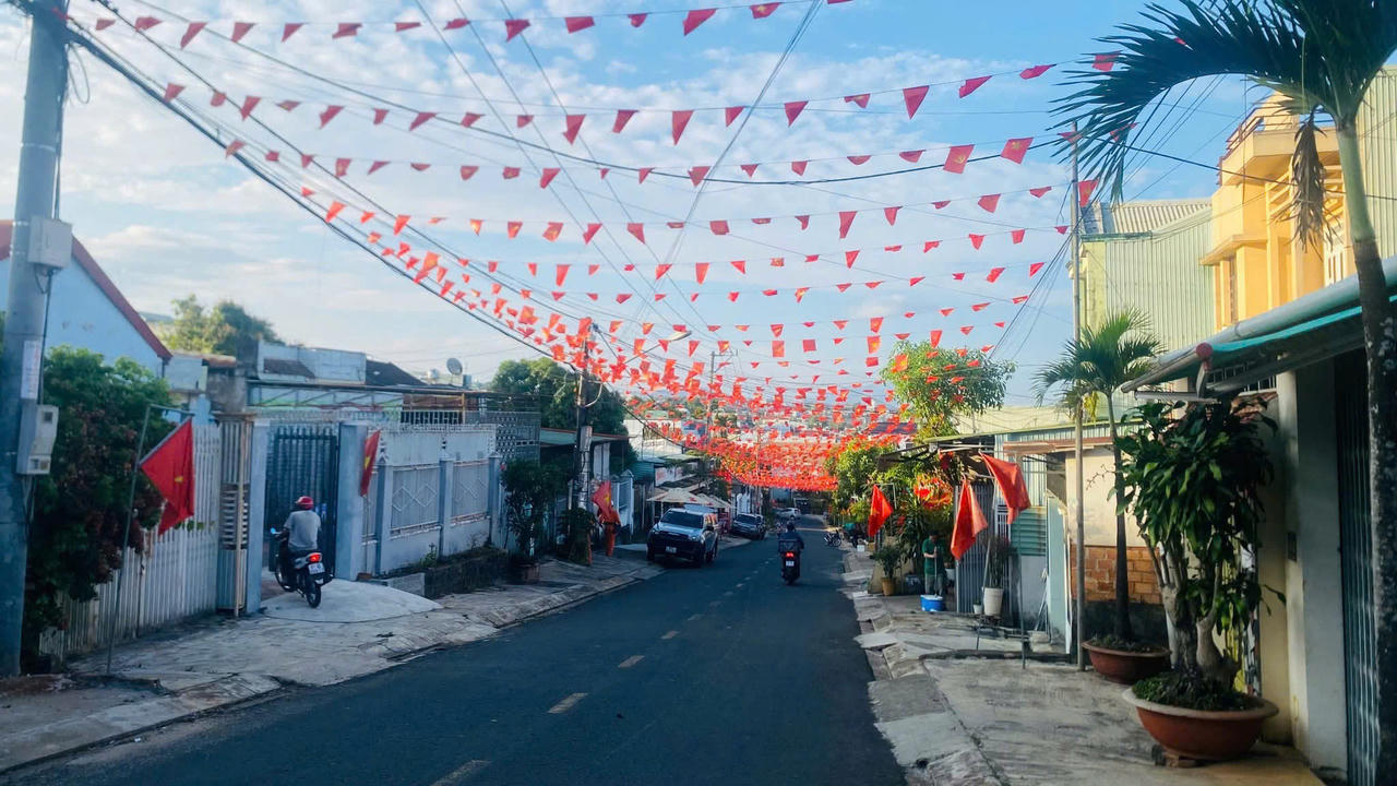 Phố núi Pleiku khẩn trương trang trí các khu vực bỏ phiếu