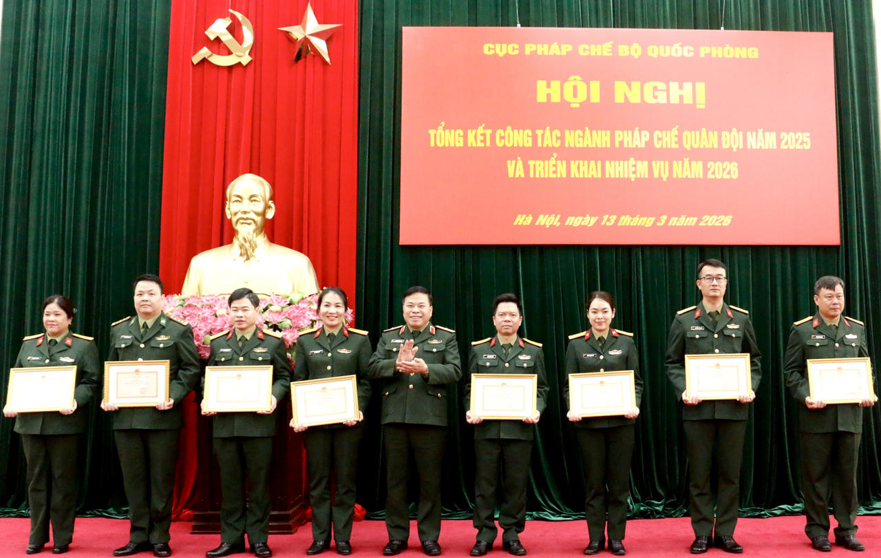 Các tập thể, cá nhân có thành tích xuất sắc được biểu dương, khen thưởng.