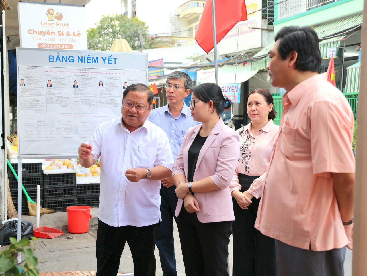 Ông Trần Quốc Vũ -&nbsp; Phó Chủ tịch HĐND TP Cần Thơ kiểm tra công tác chuẩn bị bầu cử trên địa bàn phường Ninh Kiều.