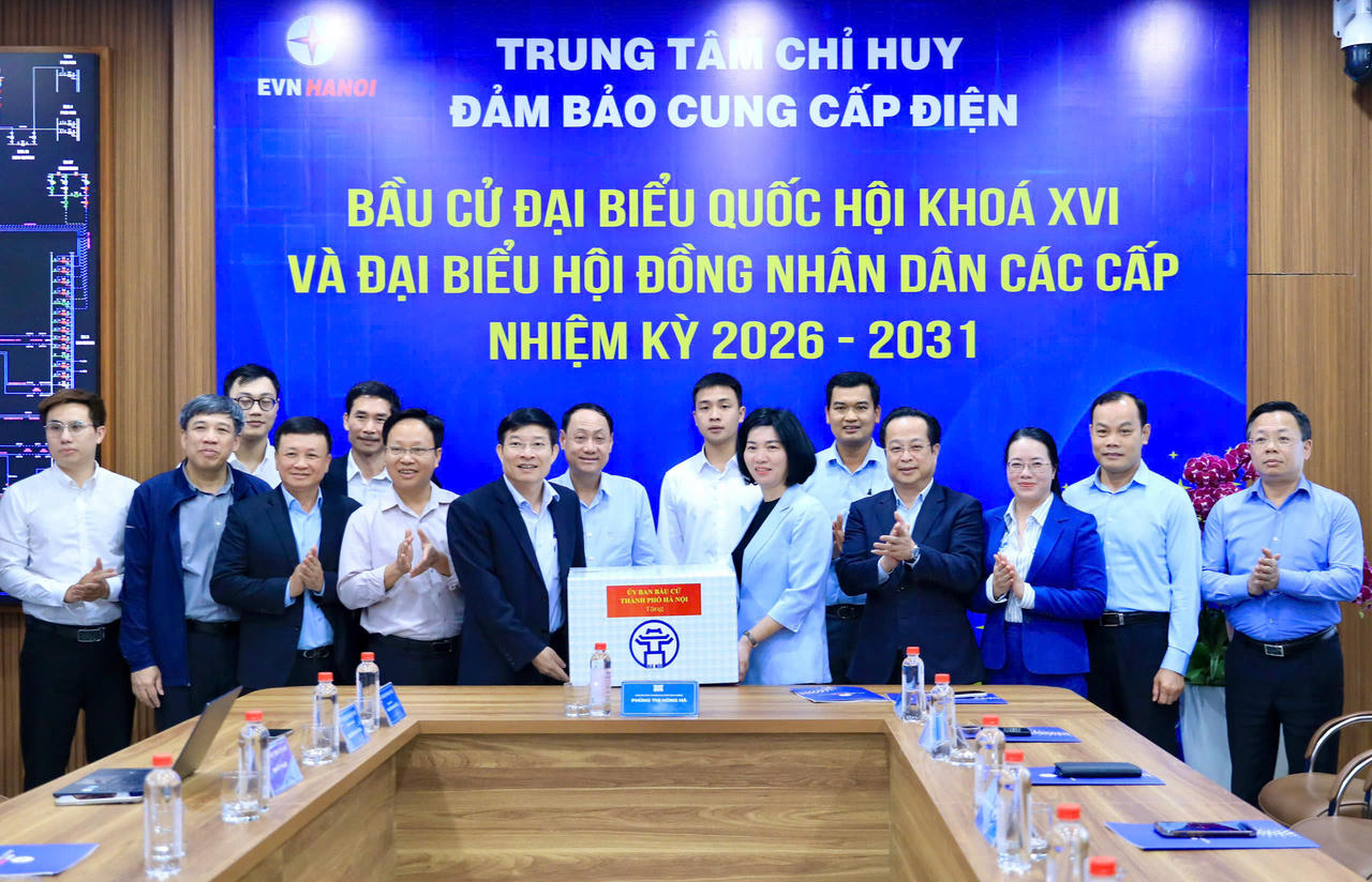 Chủ tịch Hội đồng bầu cử TP Hà Nội Phùng Thị Hồng Hà thăm, động viên Trung tâm Chỉ huy đảm bảo cung cấp điện TP.