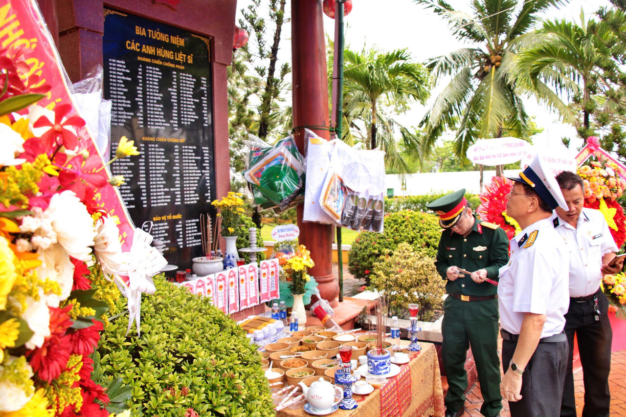 Tưởng niệm 38 năm ngày các chiến sĩ Hải quân hy sinh tại Gạc Ma