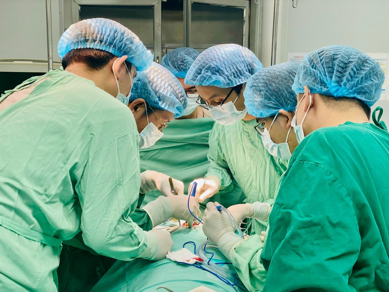 Kíp mổ của Bệnh viện Hữu nghị Việt Nam – Cu Ba Đồng Hới đang thực hiện phẫu thuật.