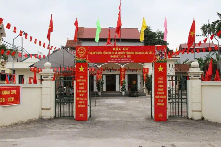 Khu vực bỏ phiếu số 2 (Nhà Văn hoá thôn 2, xã Mỹ Đức) được trang hoàng lộng lẫy cờ hoa, tạo không khí vui tươi, phấn khởi chào đón ngày hội non sông.