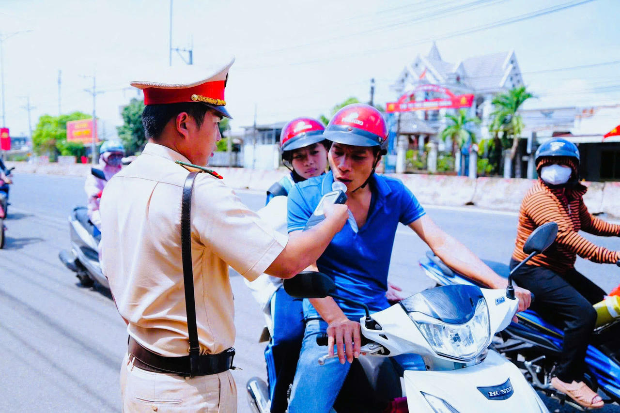 Lực lượng chức năng sử dụng kiểm tra nồng độ cồn để phát hiện và xử lý các trường hợp vi phạm khi tham gia giao thông.