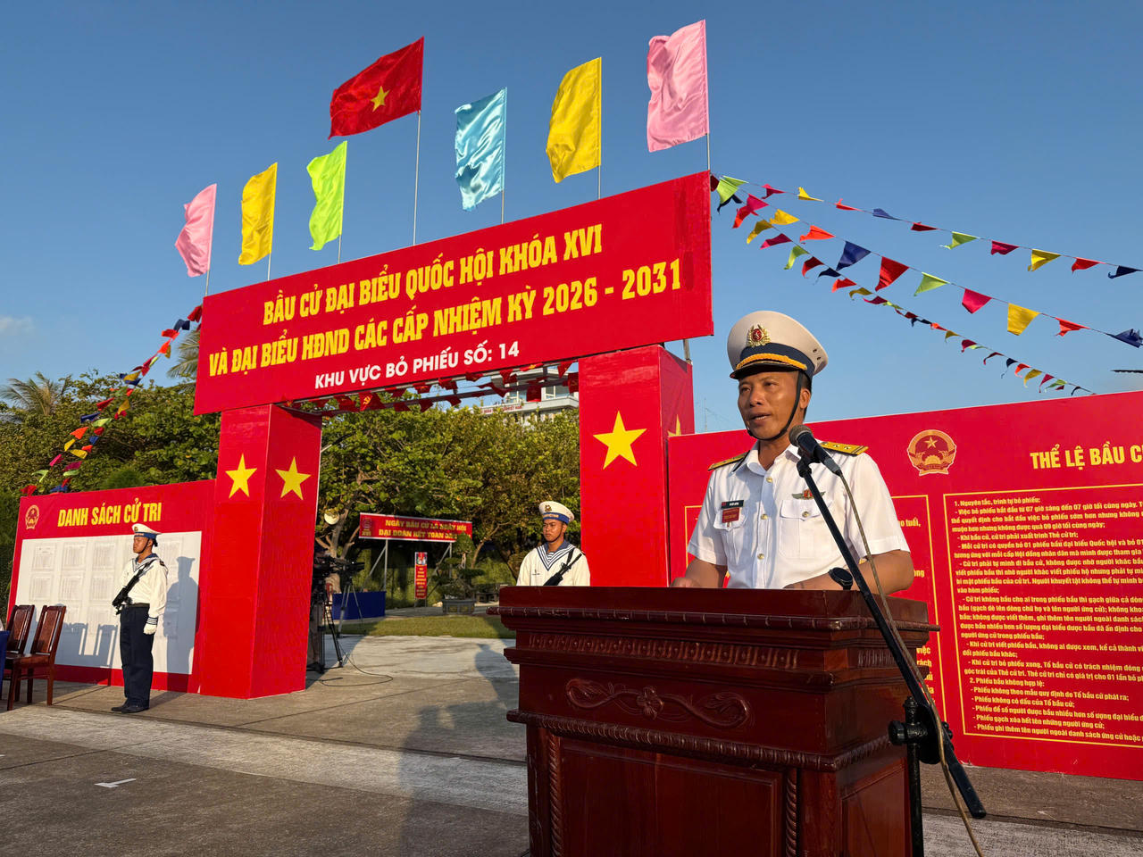 Trung tá Vũ Đức Quỳnh, Chỉ huy trưởng đảo Trường Sa-Tổ trưởng tổ bầu cử đảo Trường Sa luyện tập phần quán triệt nội quy Phòng bỏ phiếu và thể lệ bầu cử