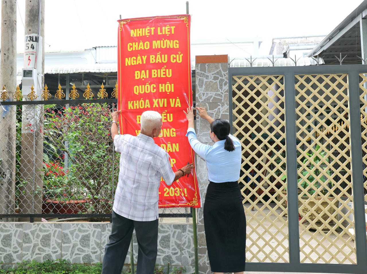 Các địa phương dán các băng-rôn chào mừng.