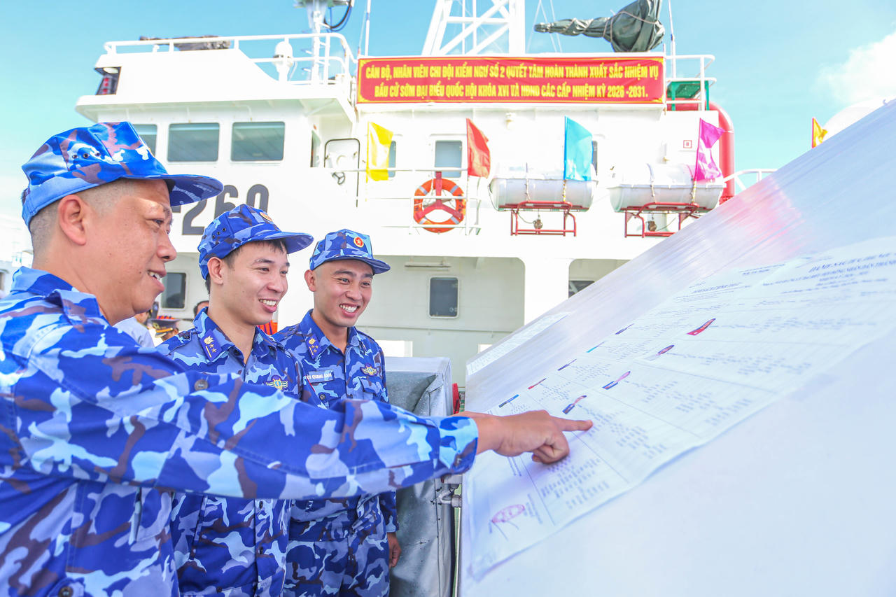 Đang làm nhiệm vụ trên biển, cán bộ, chiến sĩ tàu Cảnh sát biển 4031 theo dõi danh sách những người ứng cử đại biểu Quốc hội khóa XVI và đại biểu HĐND.