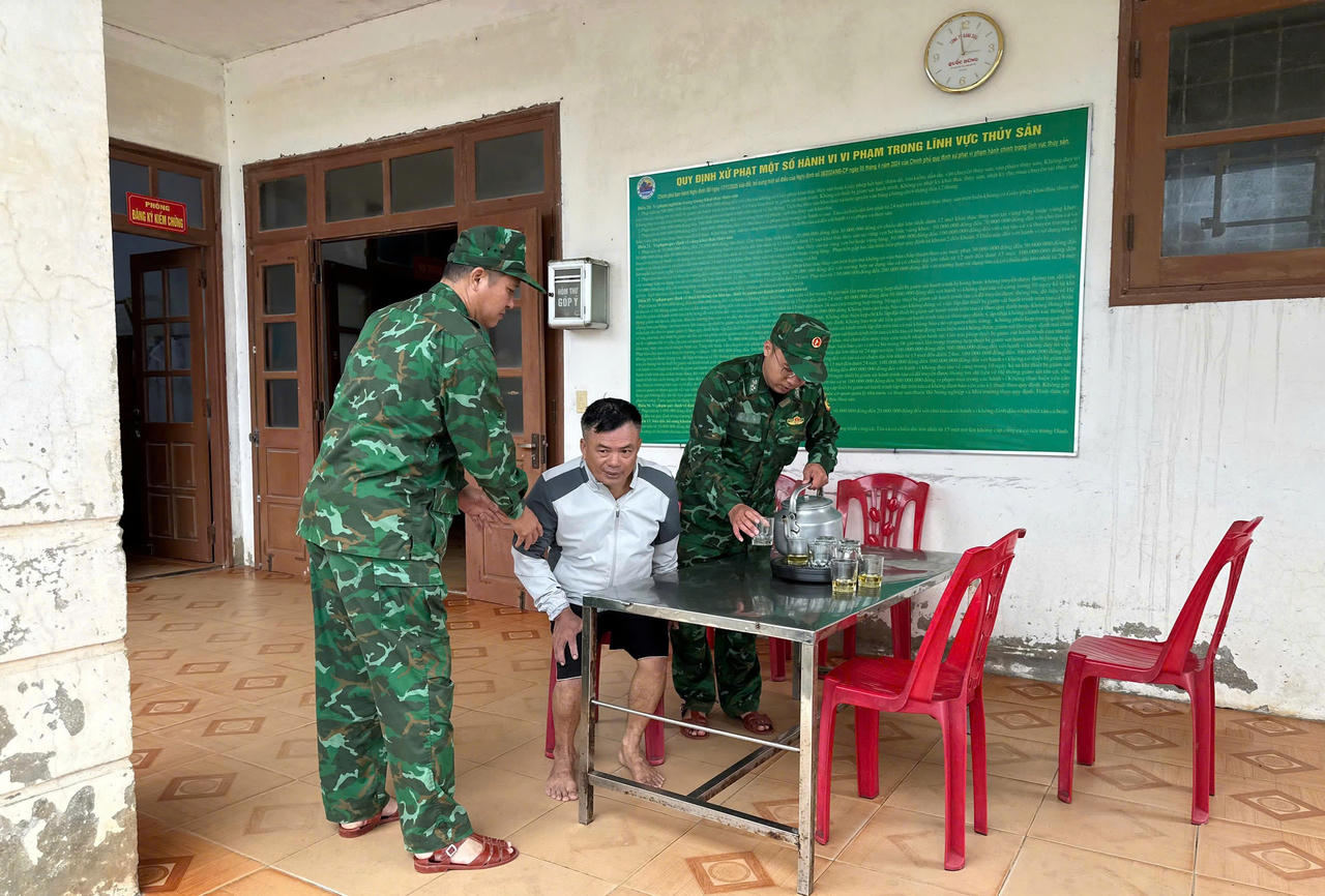 Ngư dân Nguyễn Trọng Nghĩa được lực lượng Bộ đội Biên phòng Quảng Trị chăm sóc sau khi được cứu nạn tại cửa Gianh.