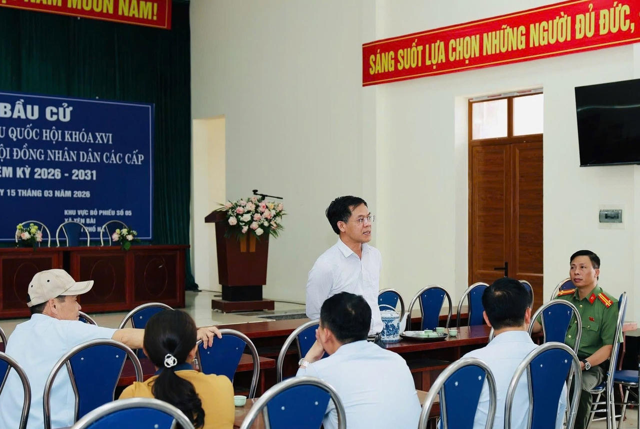 Ông Nguyễn Văn Tùng - Phó Bí thư Đảng ủy, Chủ tịch UBND xã Yên Bài kiểm tra công tác chuẩn bị bầu cử trên địa bàn.