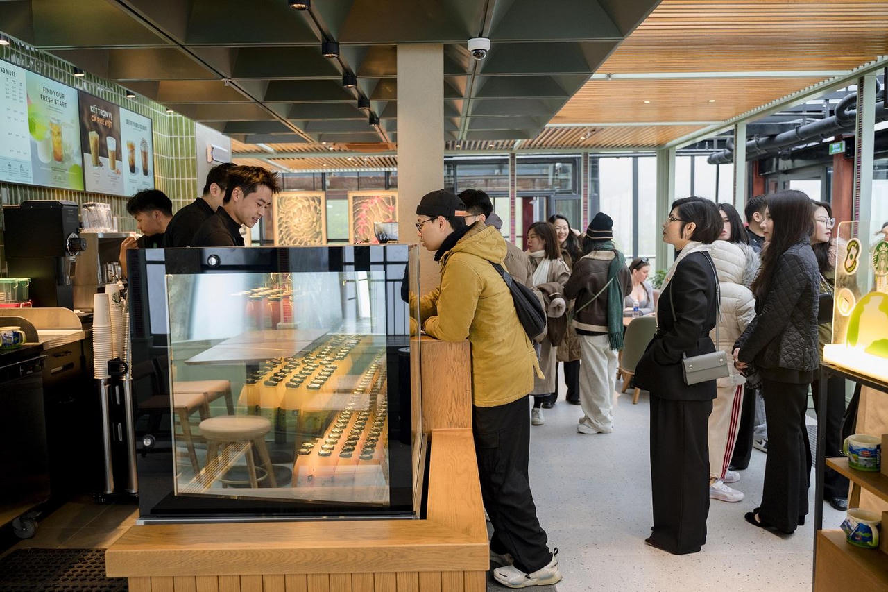 Ngày đầu khai trương cửa hàng Starbucks Fansipan đã thu hút đông đảo du khách đến.