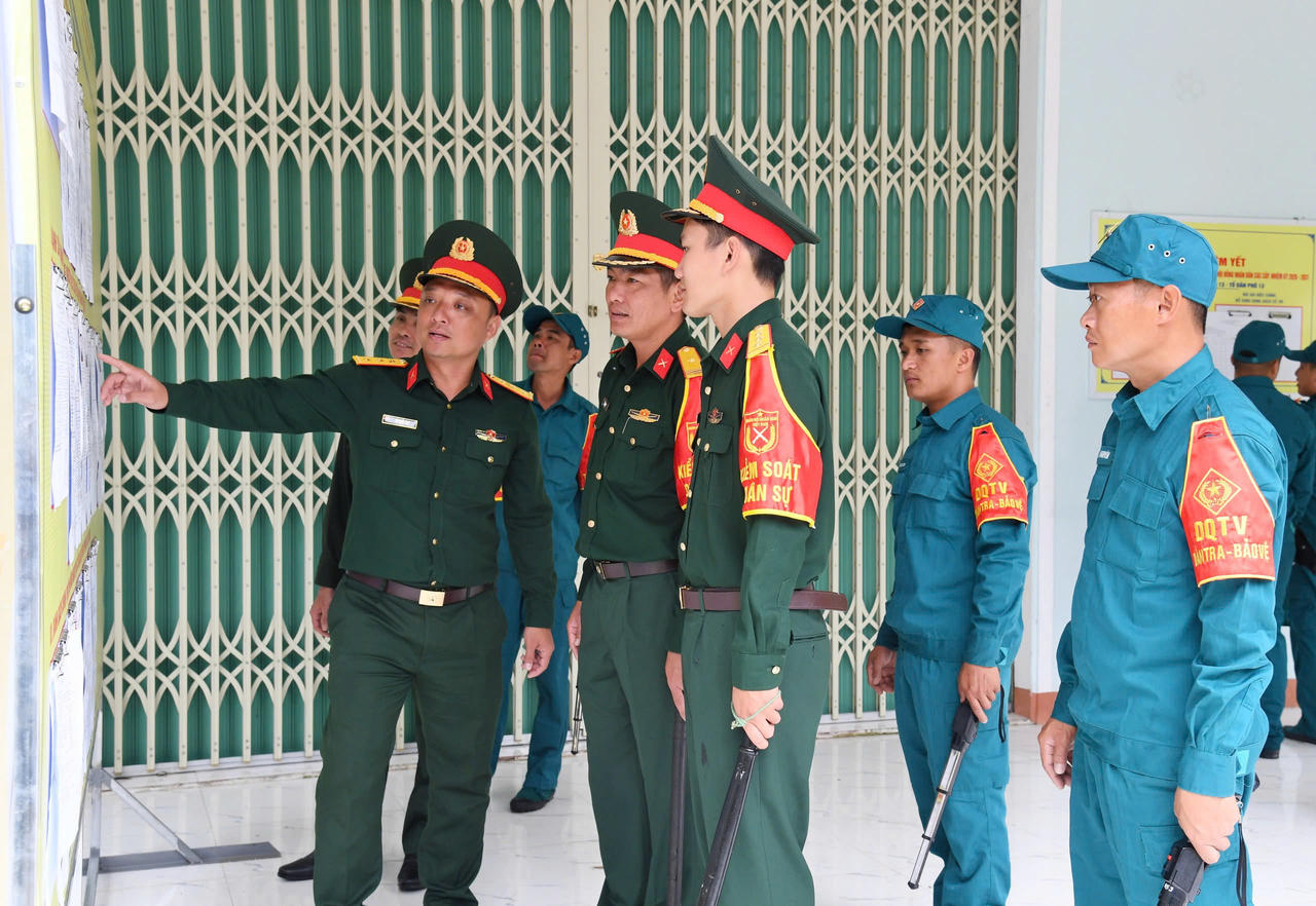 Cán bộ, chiến sĩ lực lượng vũ trang tỉnh Quảng Ngãi duy trì trạng thái sẵn sàng chiến đấu, góp phần bảo đảm an toàn cho ngày hội bầu cử của toàn dân.