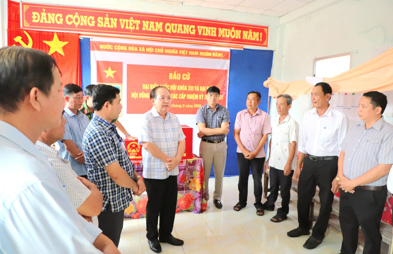 Phó Chủ tịch UBND tỉnh An Giang Nguyễn Thanh Phong kiểm tra khu vực bỏ phiếu số 14 đơn vị bầu cử số 04 tại Trụ sở ấp Thuồng Luồng, xã Đông Hưng, tỉnh An Giang.