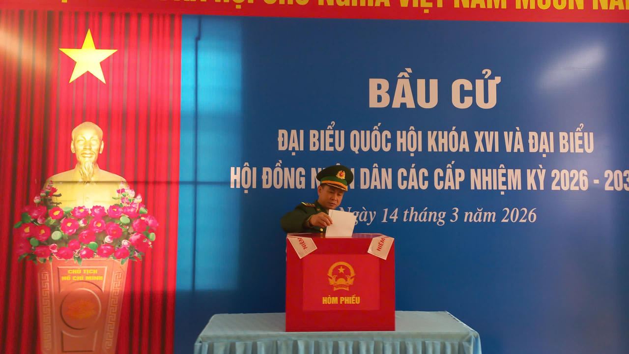 Những lá phiếu đầu tiên trong ngày bầu cử sớm tại đặc khu Bạch Long Vĩ.