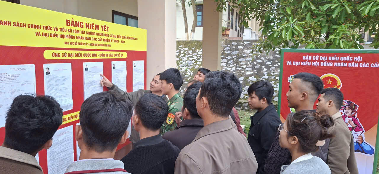 Cử tri tìm hiểu danh sách, tiểu sử tóm tắt các ứng cử viên được niêm yết tại Tổ bầu cử số 14, xã Dân Hóa.