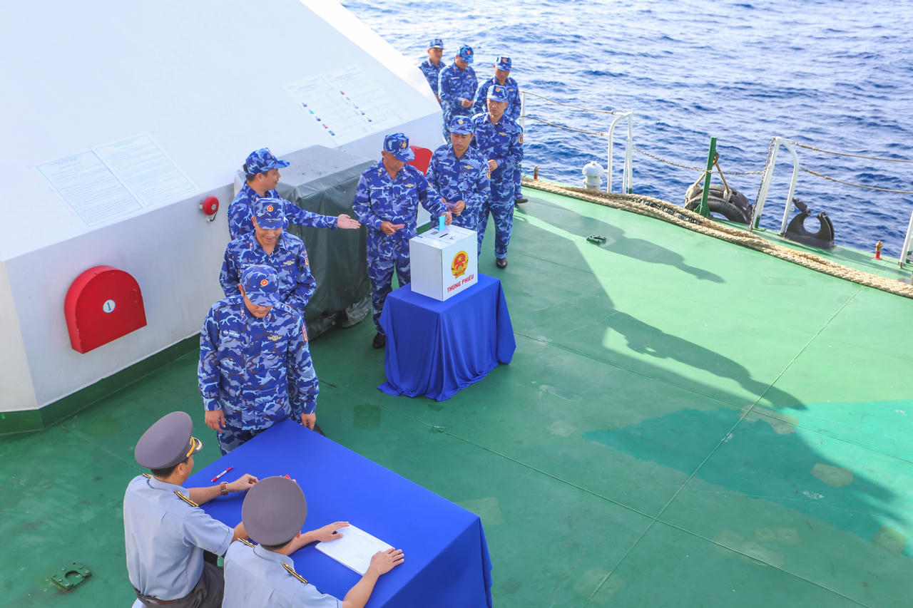 Cán bộ, chiến sĩ Tàu CSB 4031 bỏ phiếu sớm trên biển.