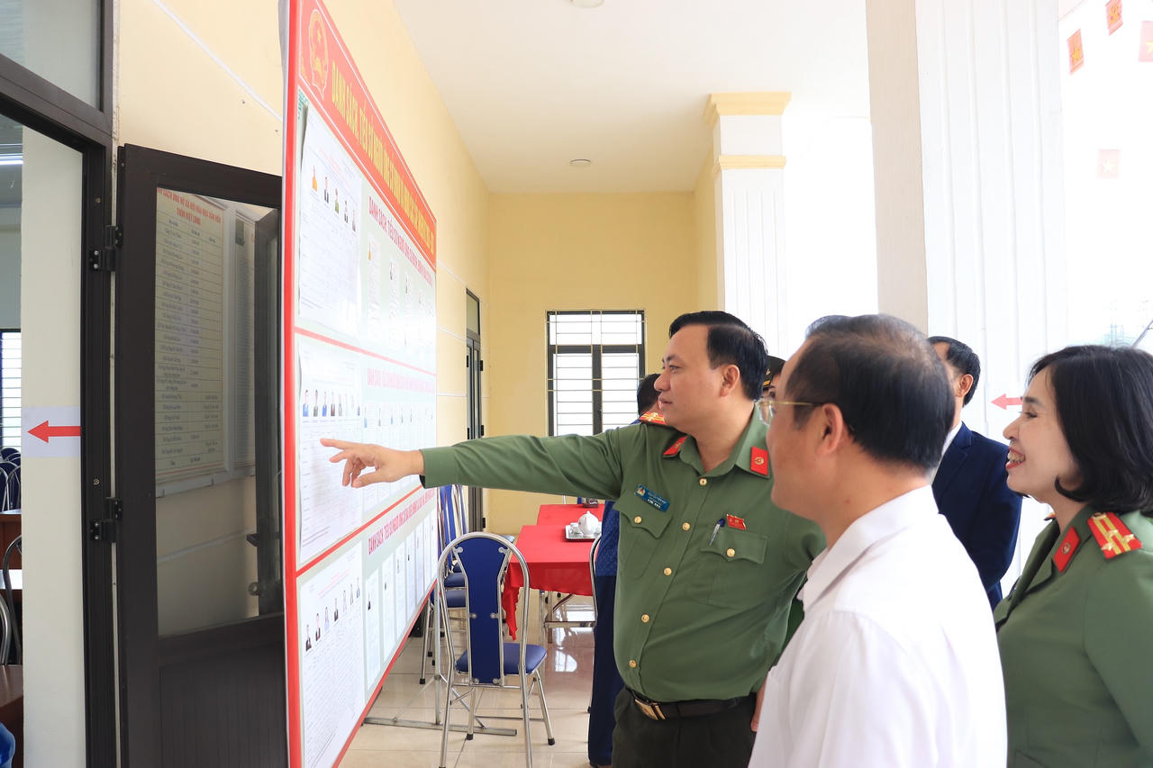 Đại tá Nguyễn Tiến Đạt - Phó Giám đốc CATP kiểm tra trực tiếp công tác chuẩn bị tại khu vực bỏ phiếu số 12, xã Suối Hai.