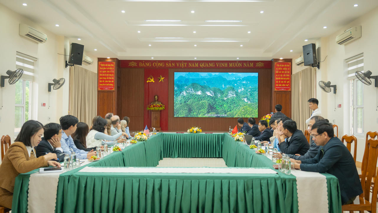 Đoàn công tác của NSS xem giới thiệu tổng quan về Di sản thiên nhiên thế giới - VQG Phong Nha - Kẻ Bàng.