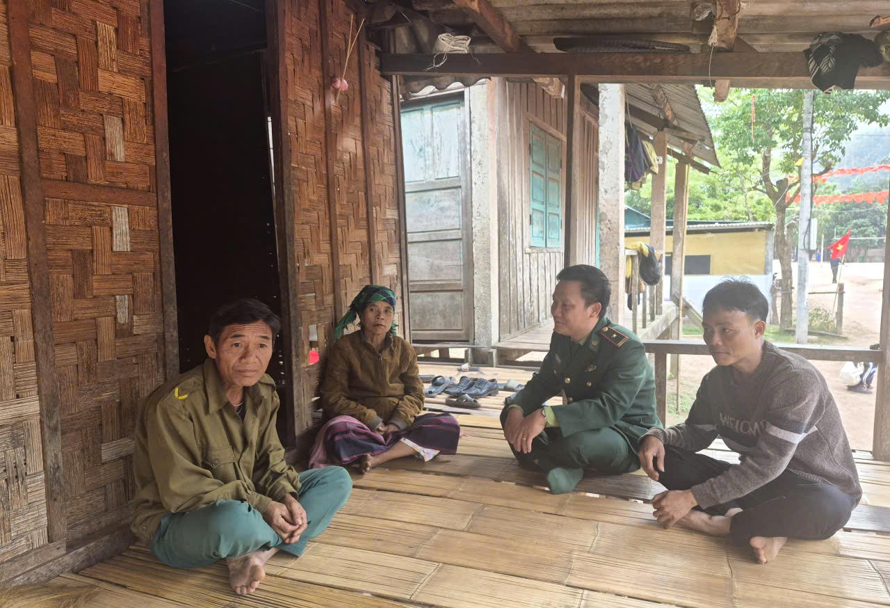 Cán bộ Biên phòng cắm bản đến từng hộ đồng bào ở bản Cà Roòng 1, xã Thượng Trạch tuyên truyền, vận động cử tri tham gia cuộc bầu cử.