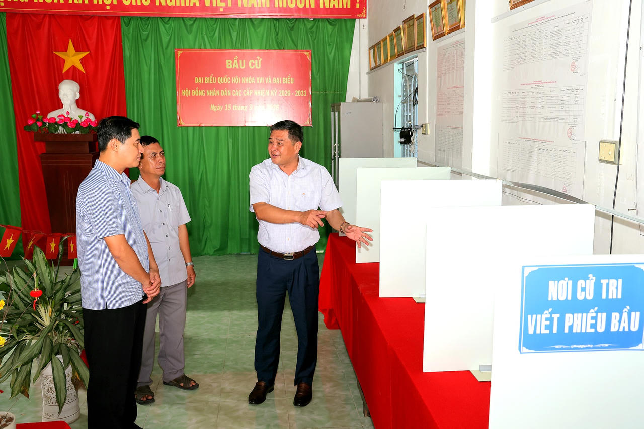 Ông Nguyễn Văn Bảy - Giám đốc Sở VHTT&DL TP Cần Thơ, Trưởng Ban bầu cử đơn vị số 10 HĐND TP. Cần Thơ kiểm tra công tác bầu cử trên địa bàn xã Thạnh Xuân.