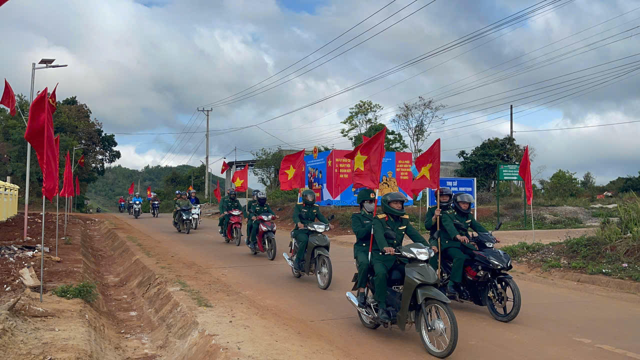 Không khí chuẩn bị bầu cử rộn ràng trên các tuyến đường vùng biên khi cán bộ Biên phòng tuyên truyền, vận động cử tri tham gia ngày hội lớn của đất nước.