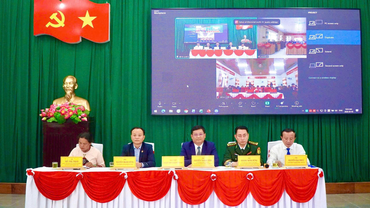 Các ứng viên tại Hội nghị tiếp xúc cử tri.