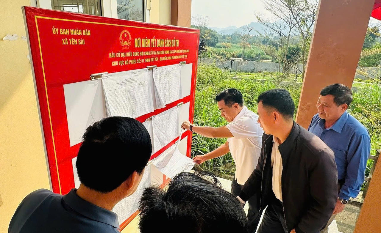 Ông Trần Quang Khuyên - Bí thư Đảng ủy, Chủ tịch HĐND xã Yên Bài kiểm tra công tác chuẩn bị bầu cử trên địa bàn.