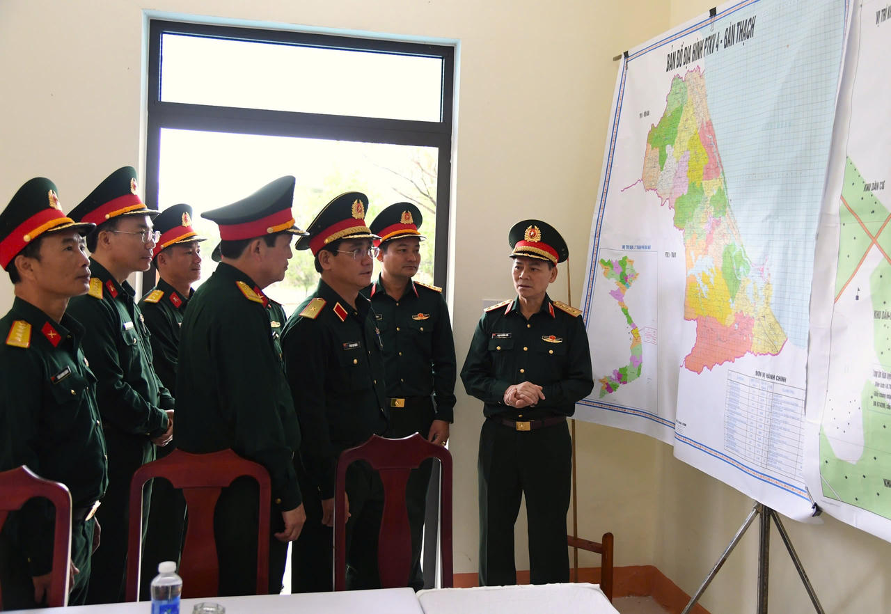 Thượng tướng Phạm Trường Sơn, Phó Tổng Tham mưu trưởng Quân đội Nhân dân Việt Nam kiểm tra, chỉ đạo công tác trực sẵn sàng chiến đấu, bảo vệ cuộc bầu cử tại TP Đà Nẵng.