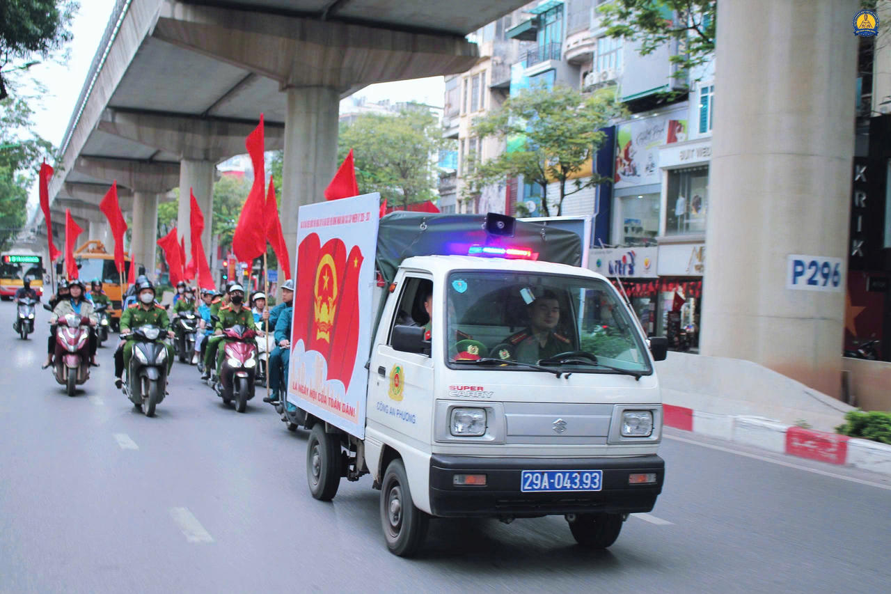 Đoàn xe cổ động đã diễu hành qua các tuyến đường chính trên địa bàn.