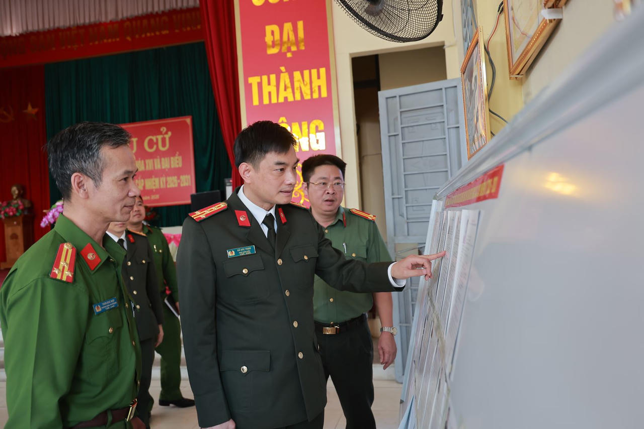 Đại tá Đỗ Đức Trịnh, Phó Giám đốc Công an tỉnh kiểm tra công tác bảo đảm ANTT tại Công an phường Tân An.