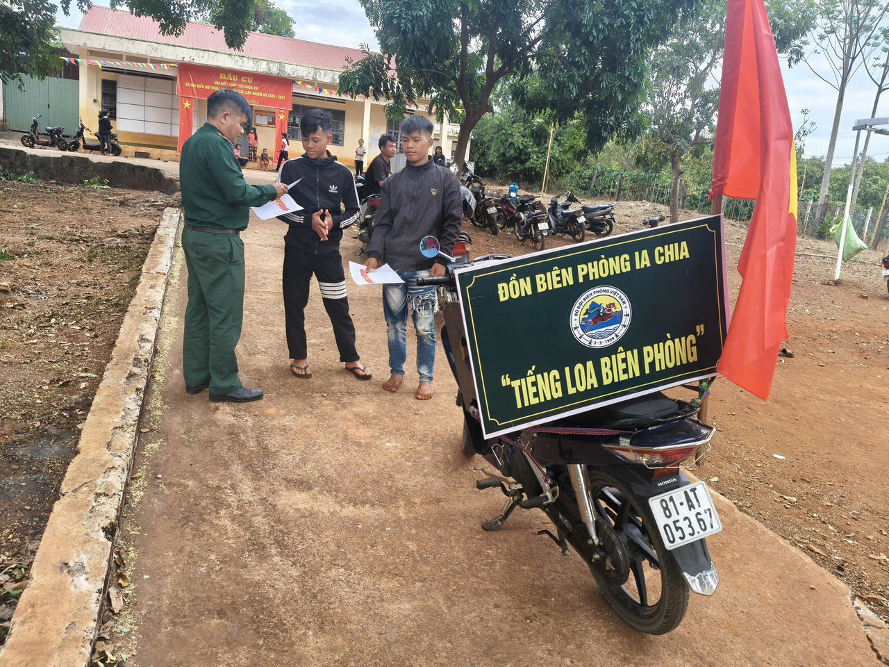 Theo bước chân lính Biên phòng Gia Lai đưa “Ngày hội non sông” đến với Nhân dân