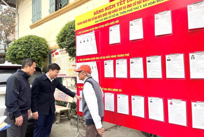 Lãnh đạo xã Hoài Đức kiểm tra, nắm bắt công tác chuẩn bị cho ngày bầu cử tại các điểm bỏ phiếu.