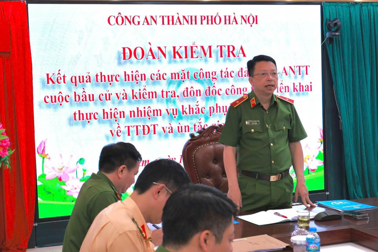 Thiếu tướng Nguyễn Hồng Ky - Phó Giám đốc Công an TP Hà Nội kiểm tra, làm việc với các đơn vị về công tác bảo đảm an ninh, trật tự phục vụ bầu cử