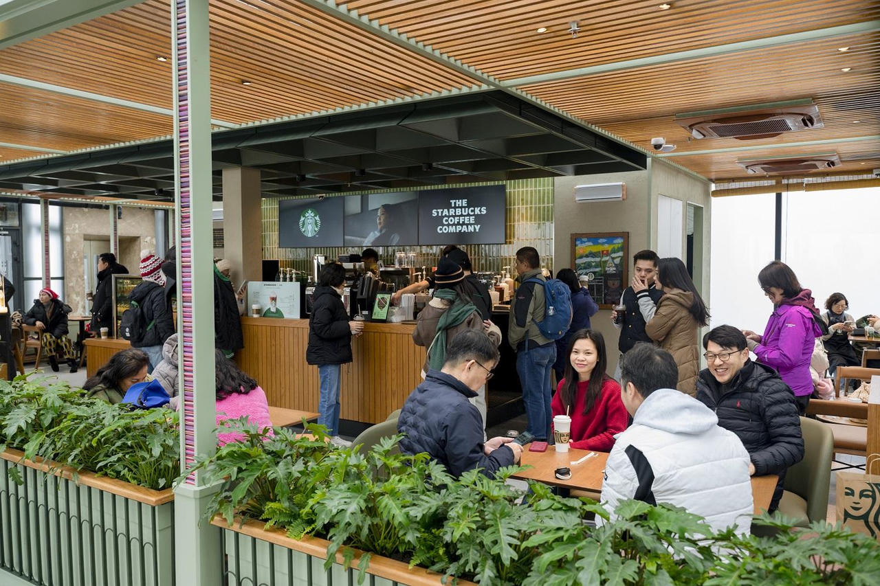 Không gian tại Starbucks Fansipan được thiết kế đa dạng với ấm cúng của màu gỗ, đặc sắc nét bản địa và vẫn mang hơi thở thiên nhiên.